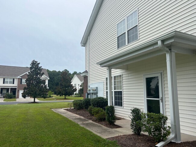 Building Photo - Gorgeous 3 Bedroom townhome in Carolina Fo...