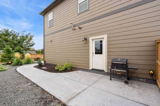 Building Photo - Upgraded 5-Bedroom Home in Immaculate Condition