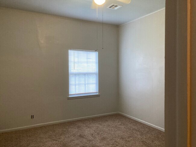 Building Photo - 211 E Will Rogers Blvd