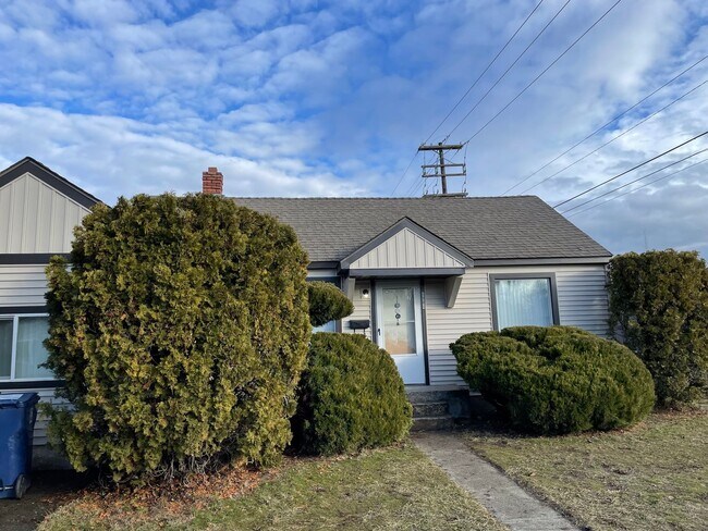 Building Photo - Cozy three bedroom home