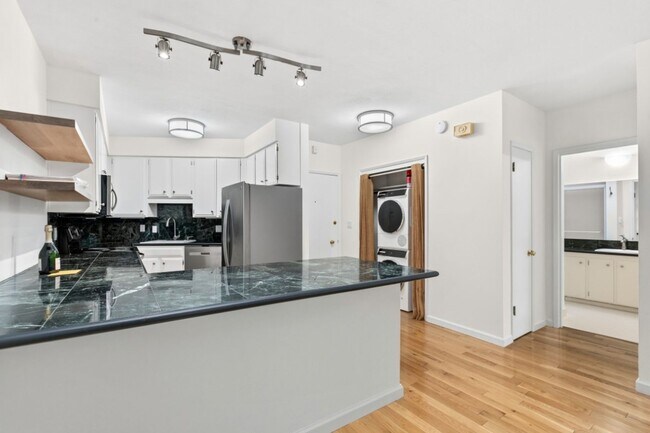Building Photo - 1Bd/1Ba Edmonds Condo
