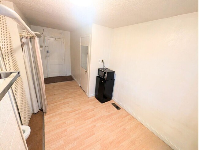 Building Photo - $300 – Affordable Studio Apartment with Hardwood-Style Floors in Muncie!