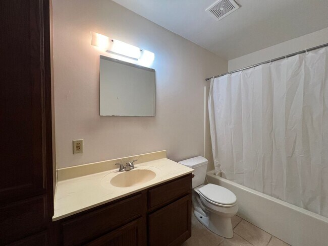 Building Photo - Cozy 1-Bed, 1-Bath Main Level Apartment Wa...