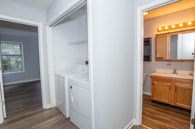 Building Photo - 2 Bed, 1.5 Bath Townhome in Inwood, WV