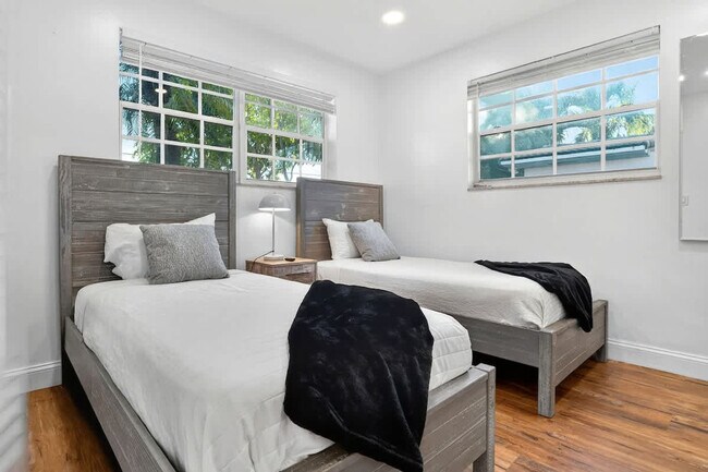 Building Photo - 2365 NE 195th St