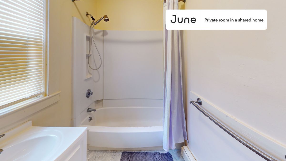 Building Photo - Private bedroom in 4 bed/1 bath Home