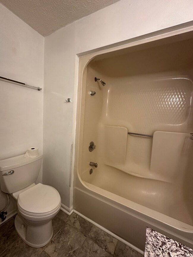 Building Photo - 2 Bedroom / 2 Bath Brick Condo - Bristol, TN