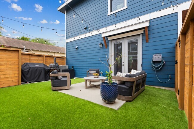 Building Photo - Charming Home Awaits: Spacious & Modern Living in a Prime Location