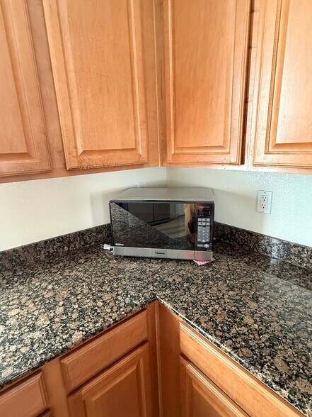 Microwave Oven - 677 Luz del Sol Loop