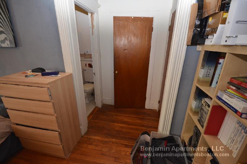 Building Photo - 235 Park Dr