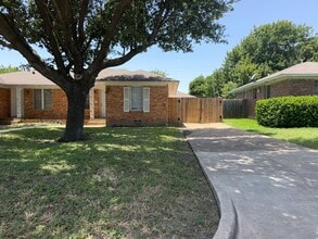 Building Photo - Fabulously maintained 1 bedroom with beautiful surrounding