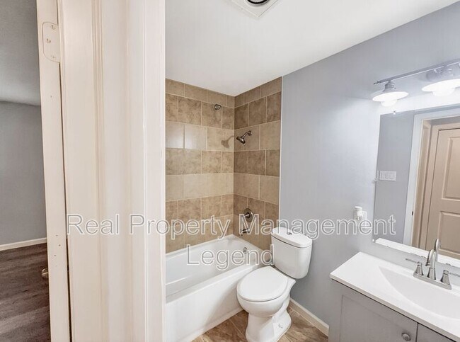 Building Photo - 109 N Heights Dr