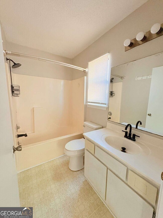 Building Photo - 142 Woodvalley Ct