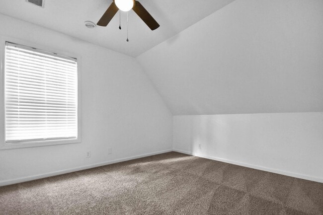 Building Photo - Three Bedroom with Bonus!