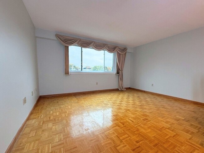 Building Photo - 1850 Beacon St