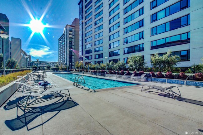 Heated Pool - 260 King St, #739