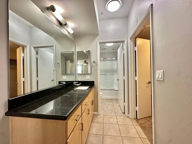 Building Photo - Luxury 2 Bed/2.5 Bath 2 Story Townhouse in...