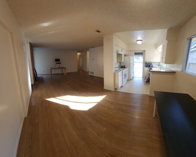 Building Photo - 4 bed 2 bath spacious home with 2 car garage in SLO!