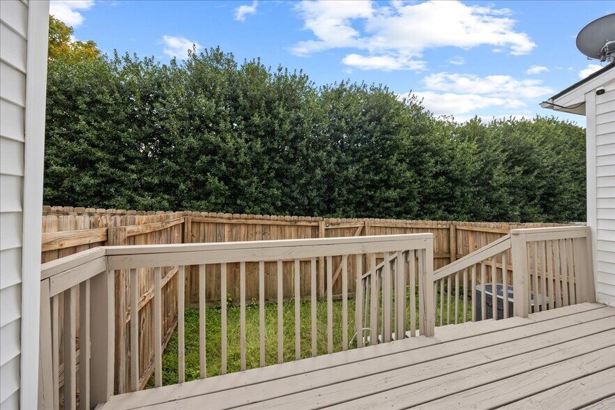 Building Photo - 1932 Stroll Cir