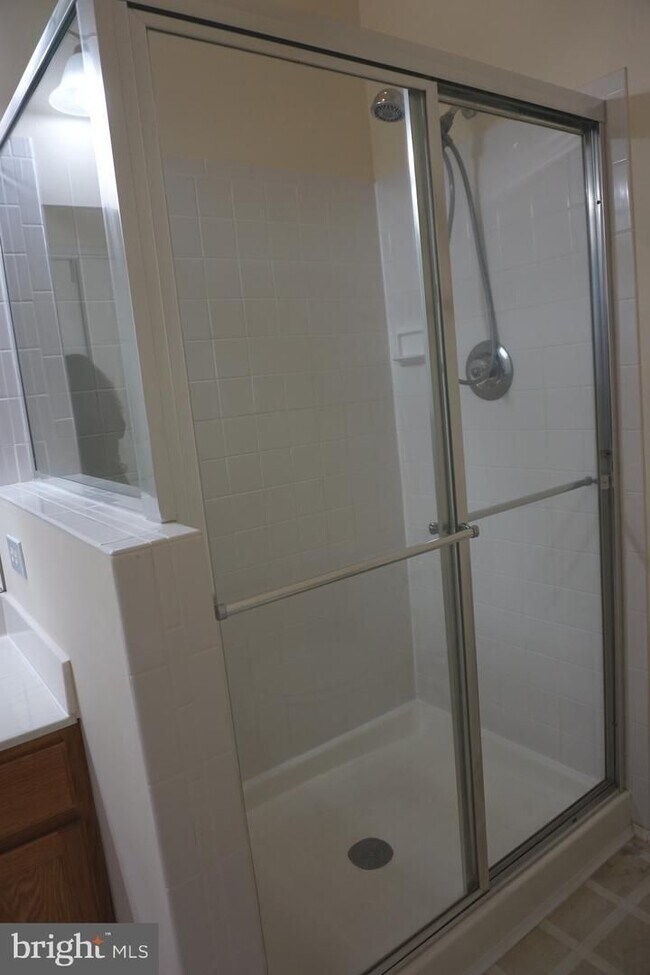 Building Photo - Beautiful Townhouse in Washingtonian Center