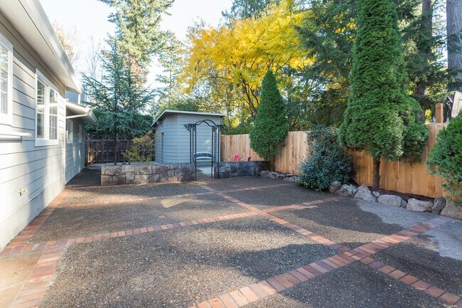 Building Photo - Gorgeous Lake Oswego Remodeled Cottage