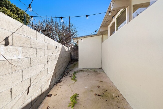 Building Photo - 139 W Canada