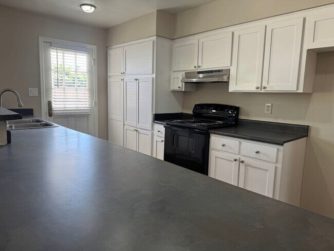 Building Photo - Bright & Beautiful Phoenix Home with Open Concept