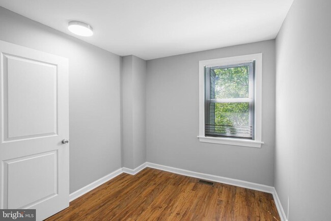 Building Photo - 2507 Fairlawn Ave SE