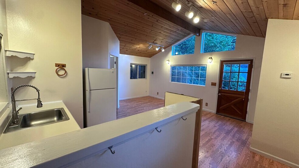 Building Photo - 10311 California Dr