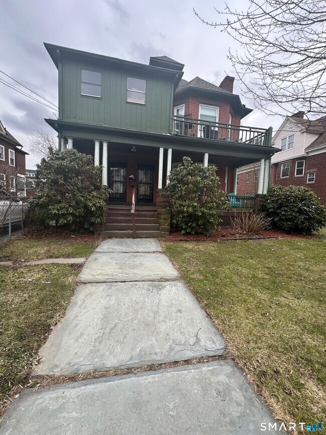 Building Photo - 402 Sigourney St