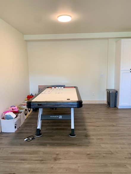 Building Photo - 995 Advance Dr