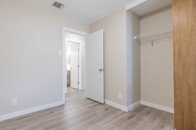 Building Photo - 1366 Bayou Dr