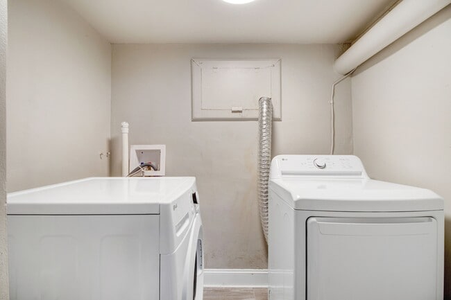Building Photo - 105 Pineland Cir