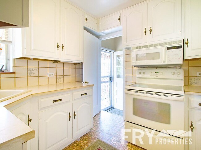 Building Photo - Raised Ranch with Second Kitchen in Prime Location