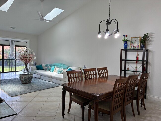 Building Photo - 7895 La Mirada Dr