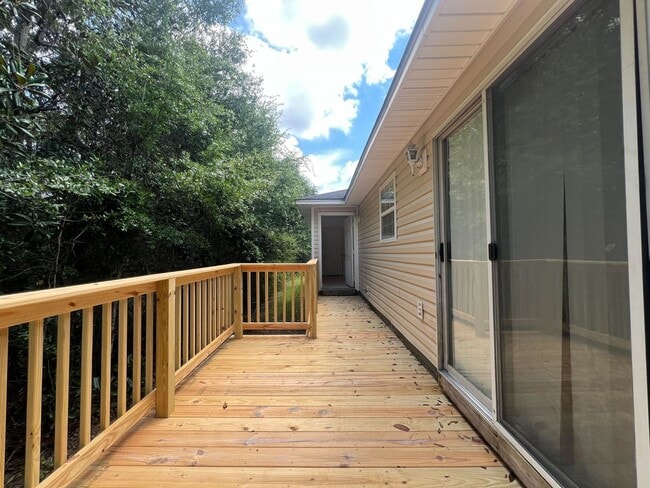 Building Photo - Crestview Home with Beautiful NEW back deck!