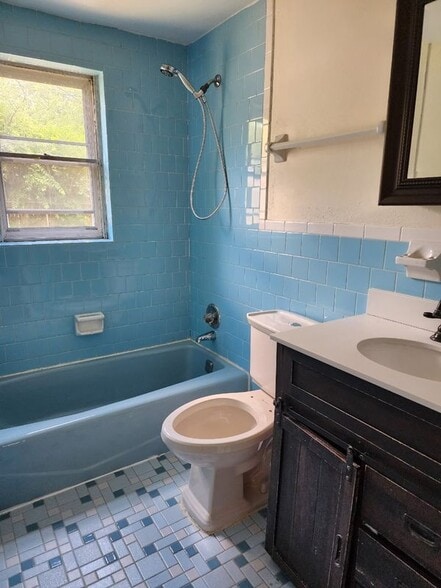Building Photo - 3556 Riverside Dr