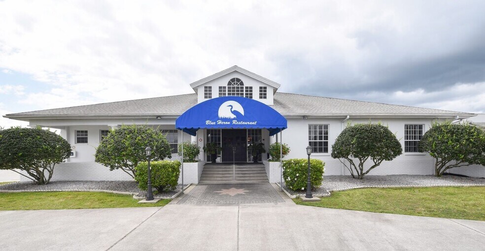 Building Photo - 547 Lake Dr