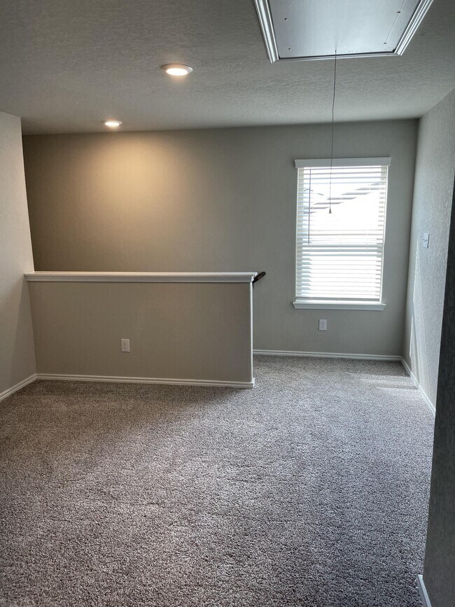 Building Photo - 2532 Ayers Dr