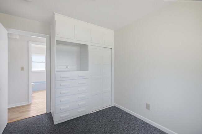 Building Photo - 154 Maple St