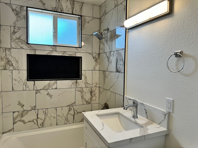 Building Photo - Newly Remodeled 2 Bedroom 1 Bath House!