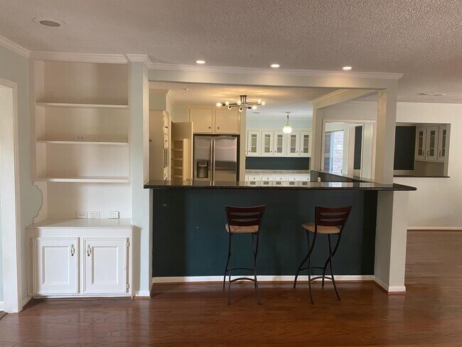 Building Photo - 5 Bendwood Dr