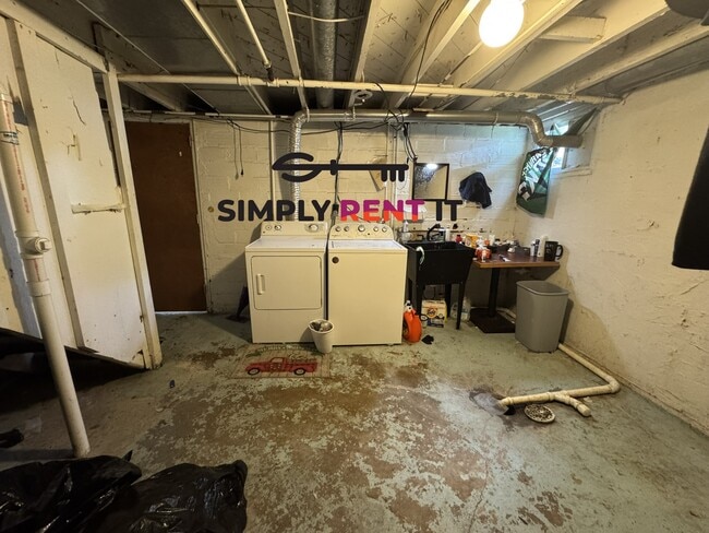 Building Photo - Short-Term, 4 Bed, Avail Now! Through July 2026 Only