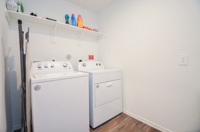 Building Photo - 11921 Summer Oak Trl