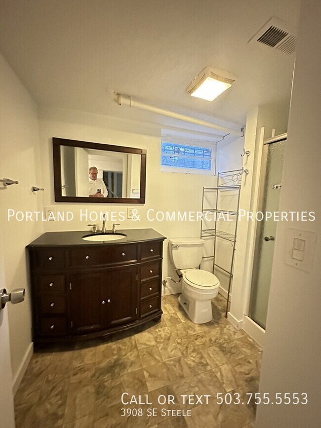 Building Photo - 3908 SE Steele-