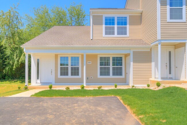 Building Photo - 500 Twisted Oak Dr NW