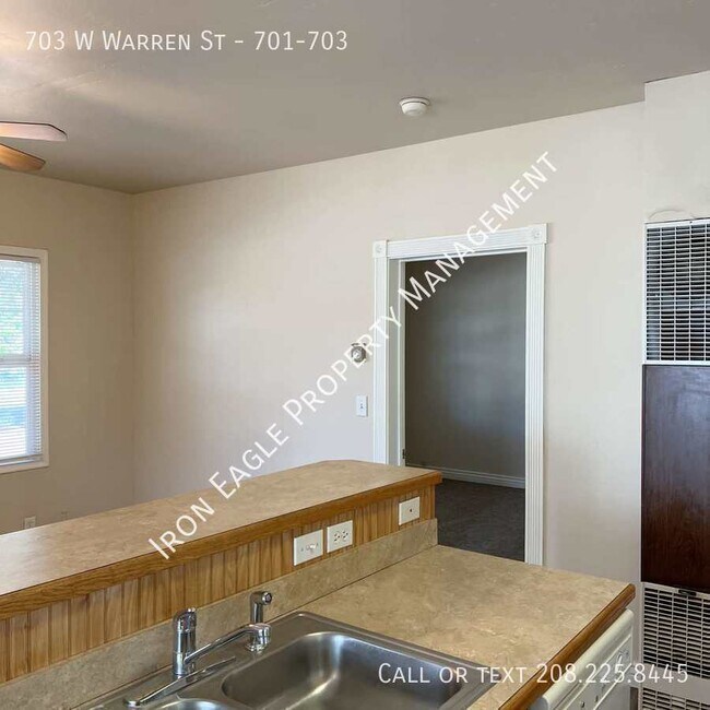 Building Photo - 703 W Warren St