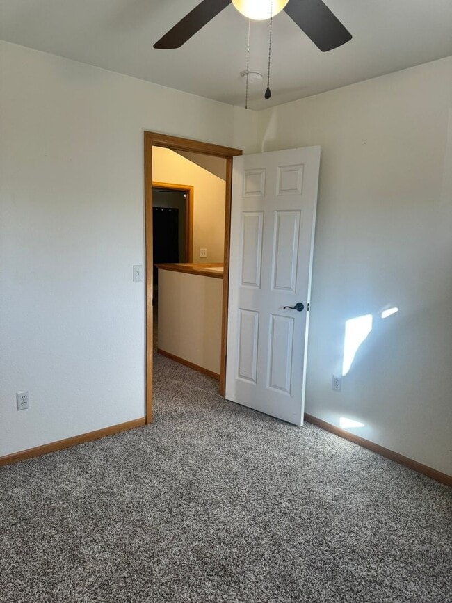 Building Photo - Charming 5 Bedroom