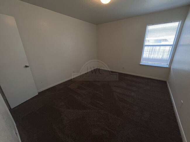 Building Photo - 1303 Cinch Dr