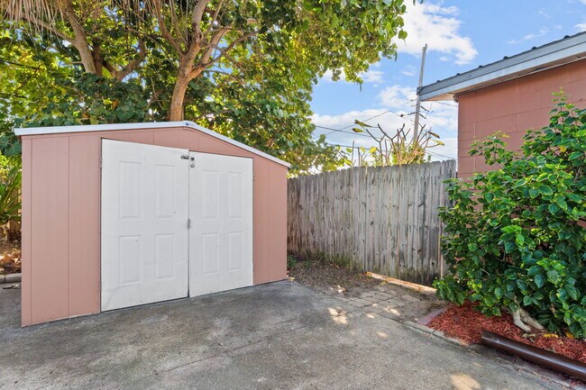 Building Photo - 327 Lee Ave